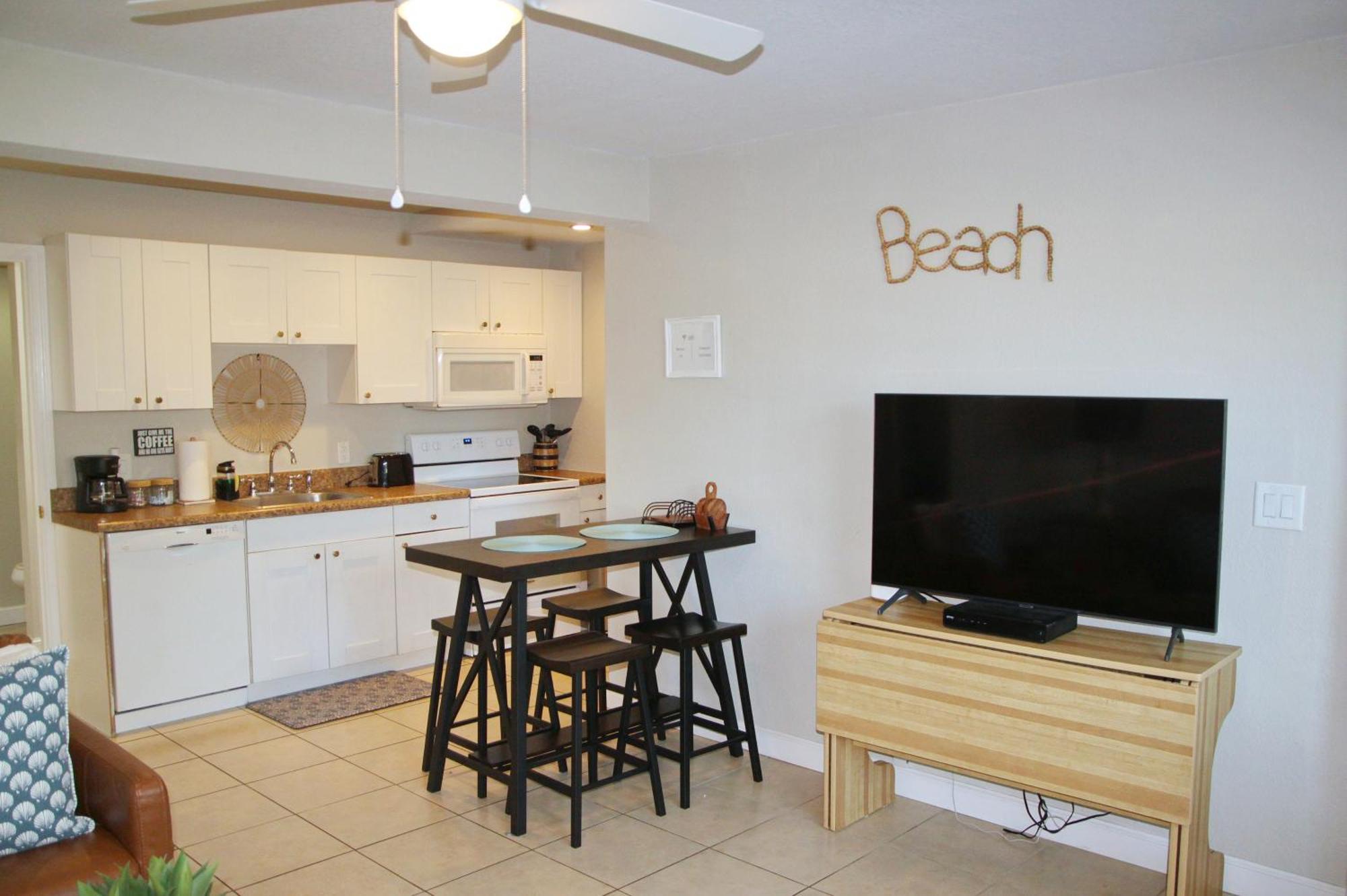 Naples Park Oasis - Cozy Two Bedroom Apartment Exterior photo
